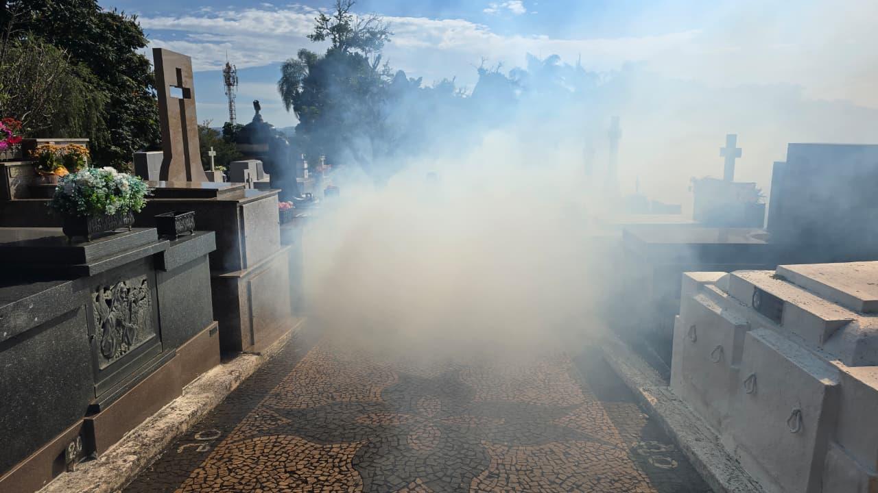 Secretaria Municipal de Serviços intensifica limpeza, fumacê e controle de pragas no Cemitério da Saudad (4)