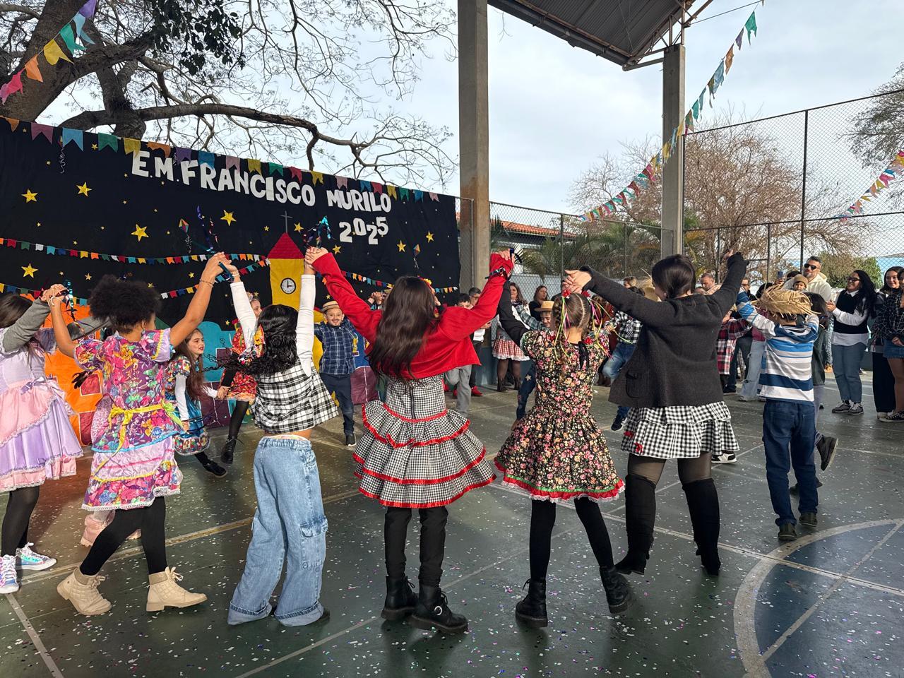 Escolas municipais levam apresentações juninas à Feira Noturna de Bragança Paulista (4)