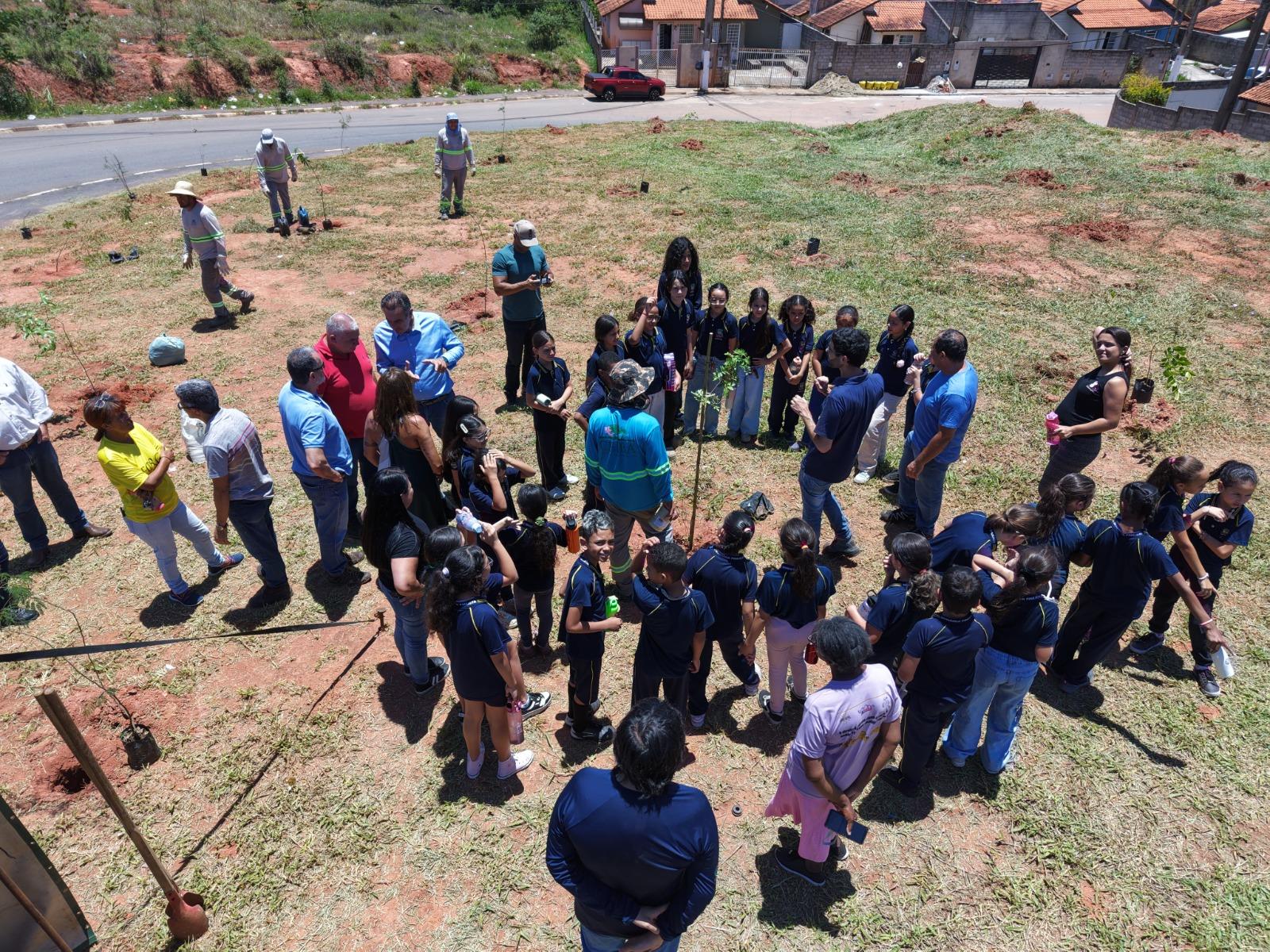 Bragança Paulista realiza plantio de 385 mudas no Hípica Jaguari em ação de compensação ambiental (4)