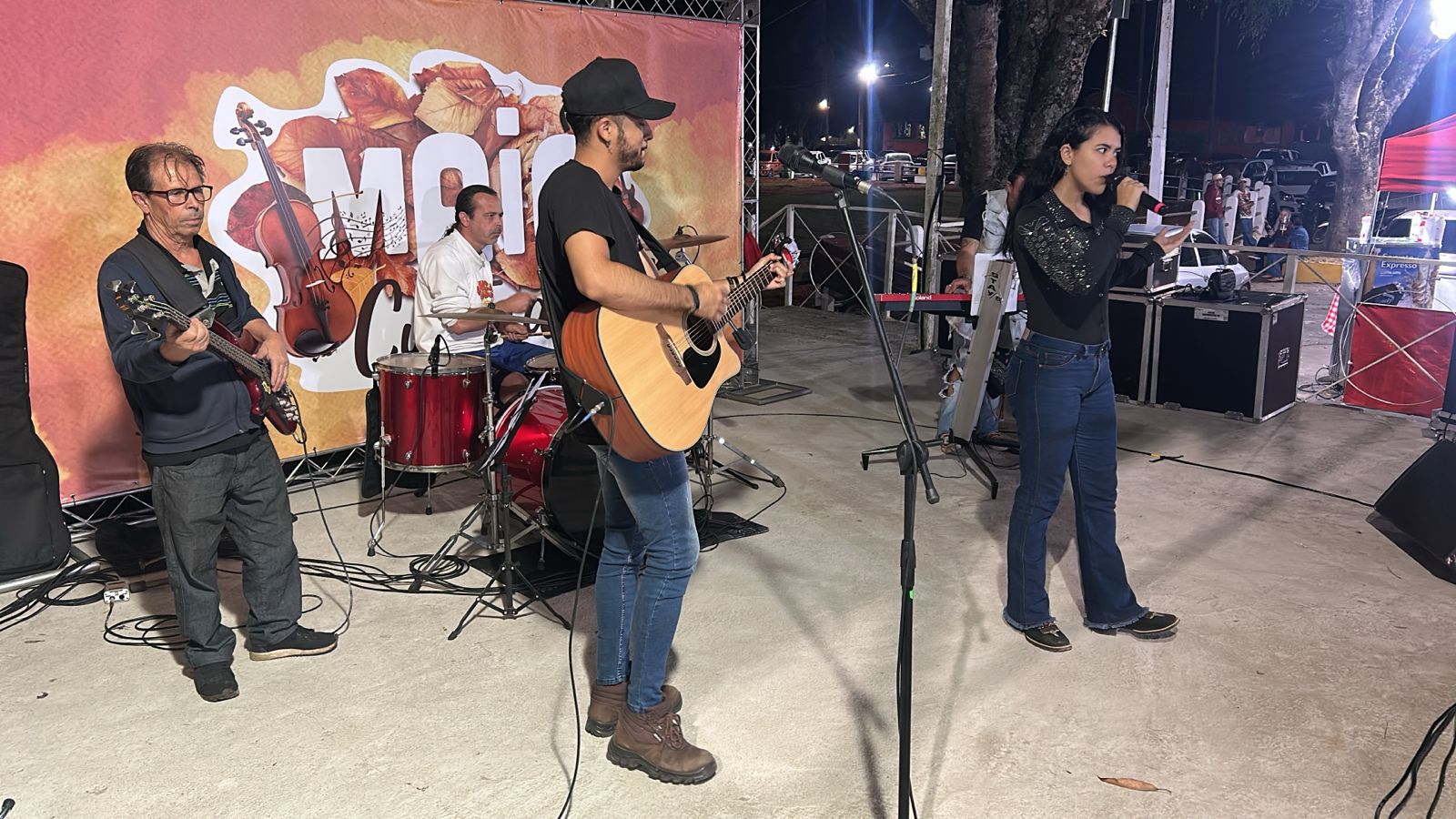 Feira Noturna com a dupla Mary Ara&uacute;jo e Jonhy
