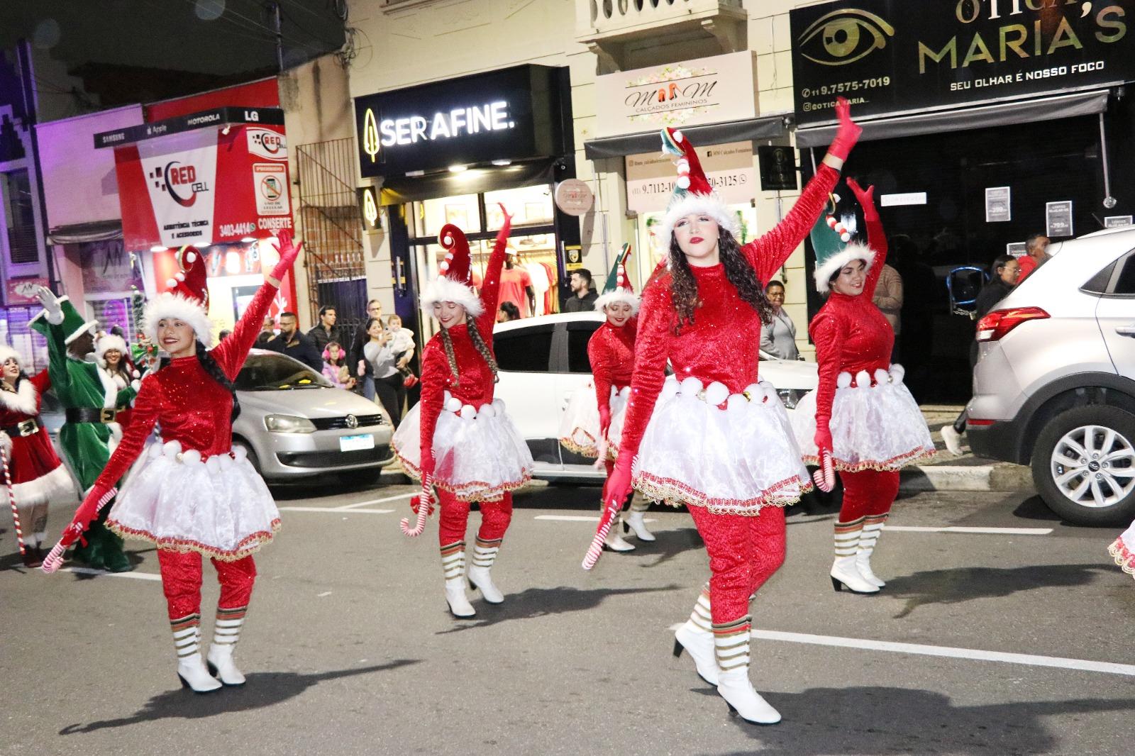 Parada de Natal emociona Bragan&ccedil;a Paulista e transforma o Centro em um grande espet&aacute;culo de luz, encanto e uni&atilde;o (5)