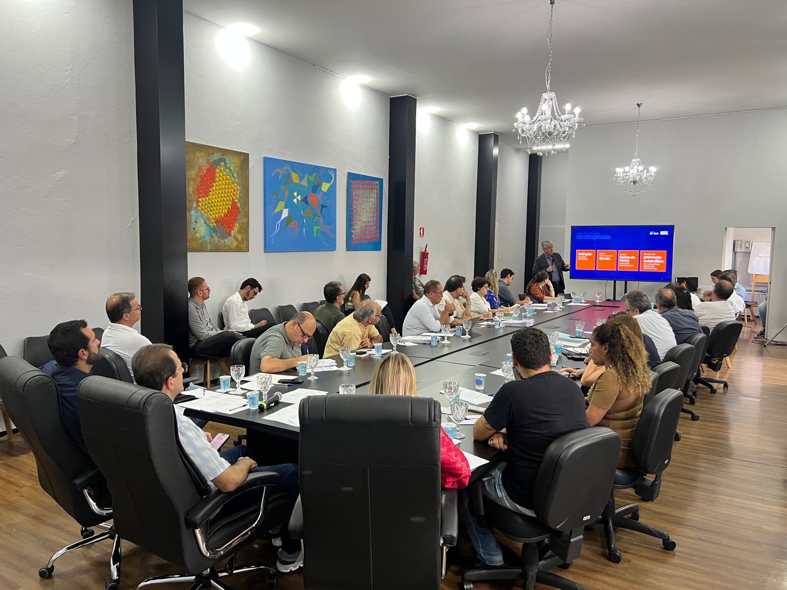 Reuni&atilde;o acompanha avan&ccedil;os da Agenda 100 e decretos do primeiro dia de governo