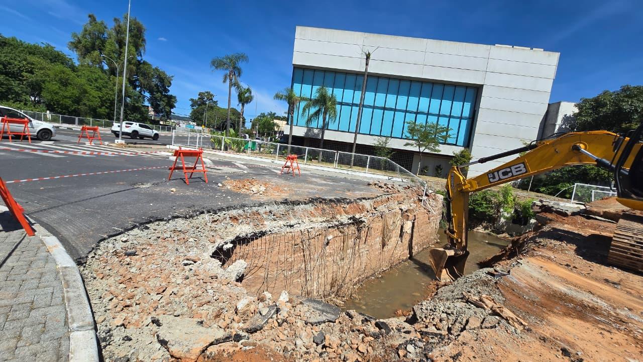 Reparos no solo s&atilde;o iniciados nas proximidades do Terminal Urbano Tur&iacute;stico Manuel Jos&eacute; Rodrigues (4)