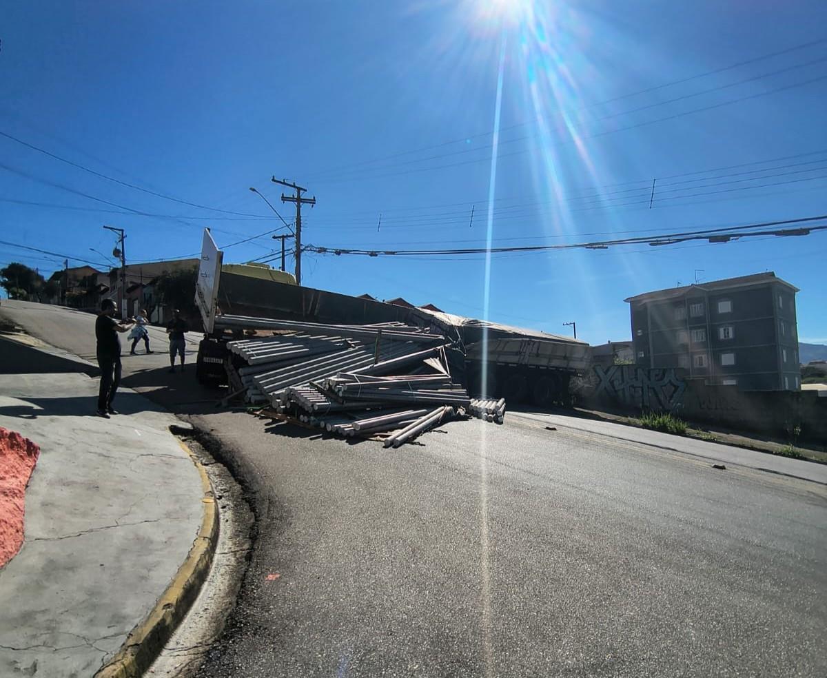 Carreta bloqueia via no Jardim São Lourenço (4)