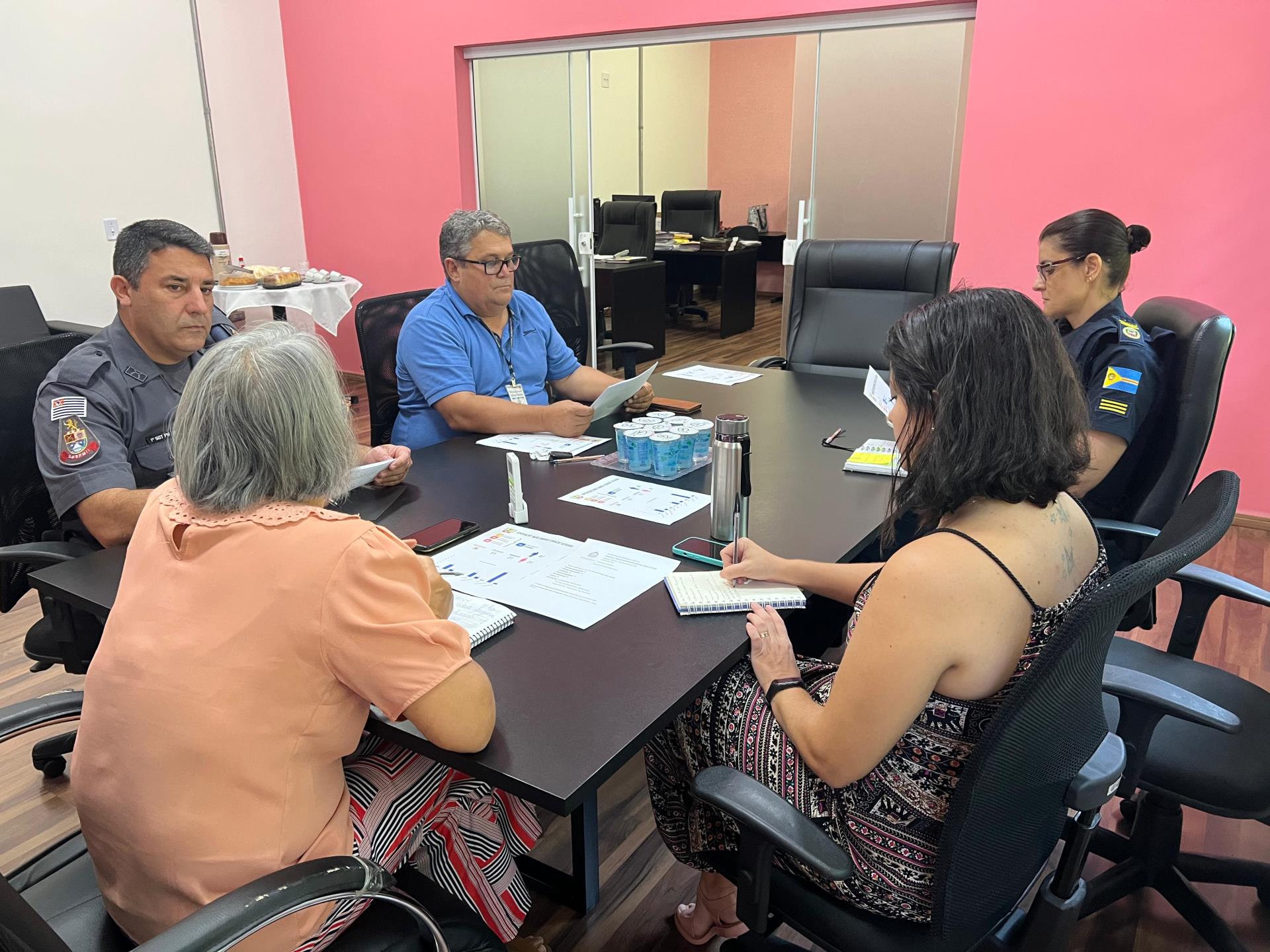 Reuni&atilde;o da a&ccedil;&atilde;o M&atilde;o Amiga e Cidade Segura &eacute; realizada pela SEMADS