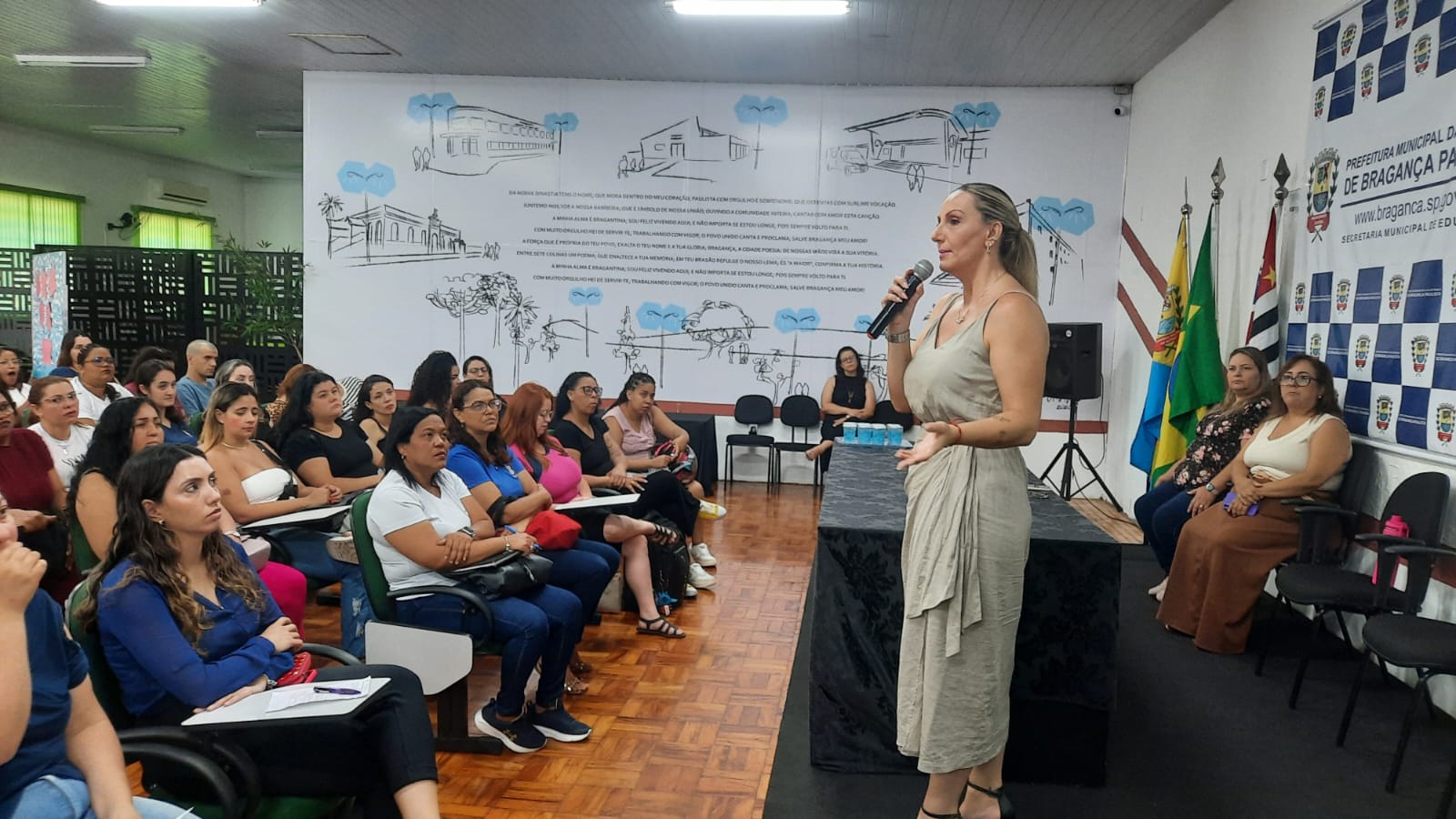 Secretaria de Educa&ccedil;&atilde;o d&aacute; in&iacute;cio &agrave; forma&ccedil;&atilde;o para monitores, oficineiros e coo