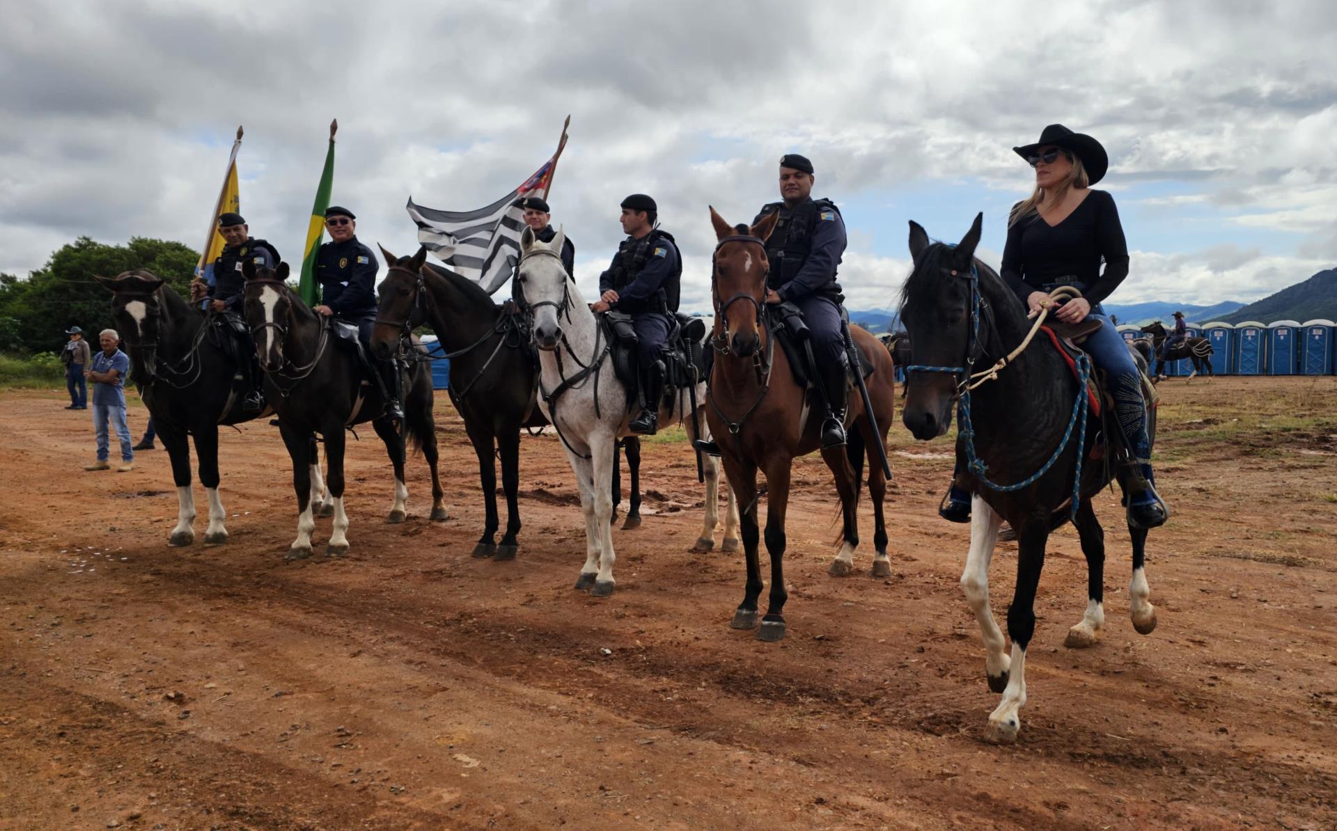 Cavalhada abre com sucesso a Expoagro e Festa do Pe&atilde;o de Bragan&ccedil;a Paulista