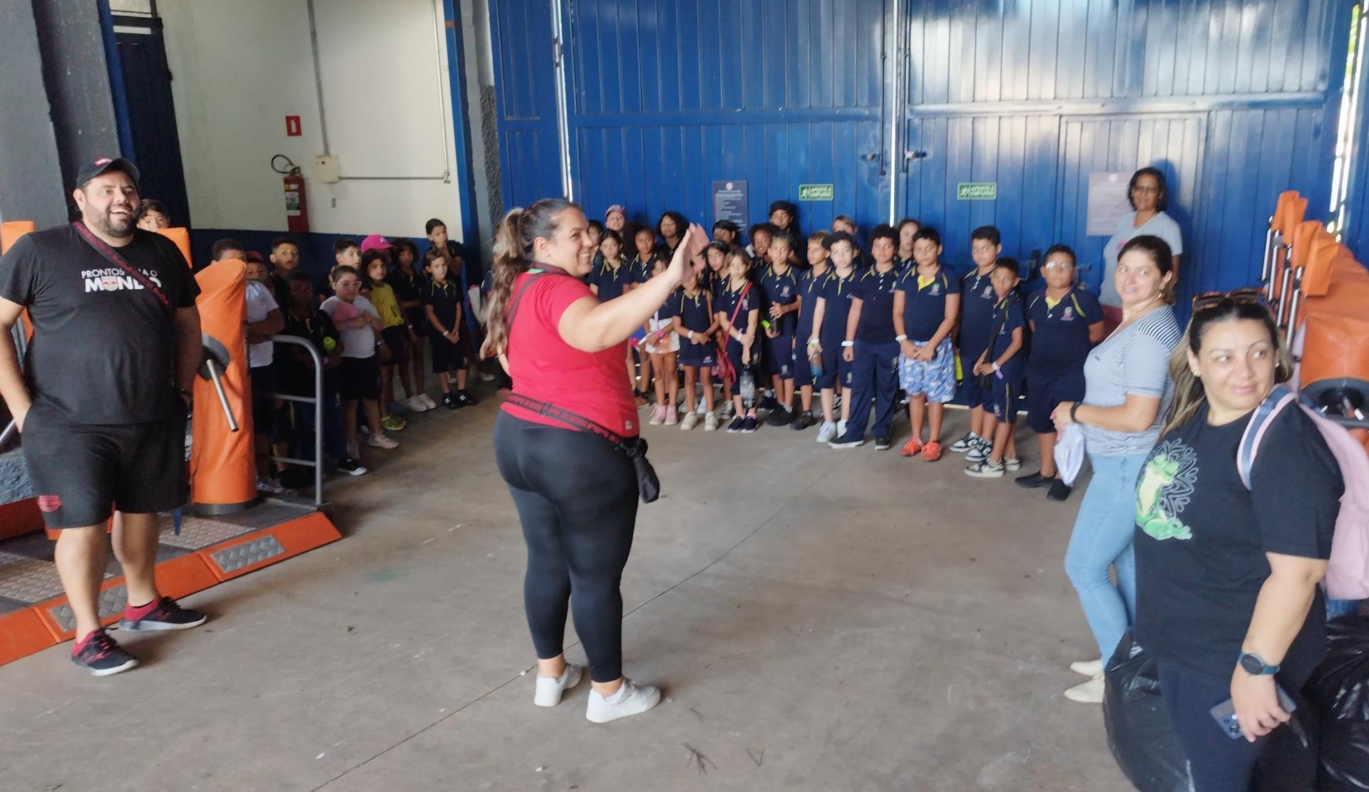 Crian&ccedil;as das escolas municipais de Bragan&ccedil;a Paulista visitam o Est&aacute;dio Nabi Abi Chedid