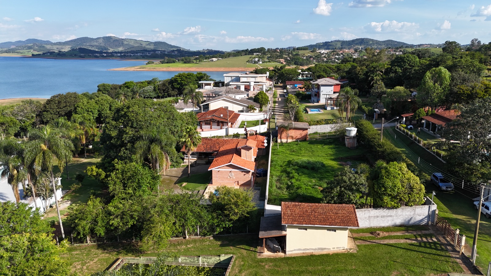 Prefeitura de Bragan&ccedil;a Paulista entrega escrituras de regulariza&ccedil;&atilde;o fundi&aacute;ria para moradore