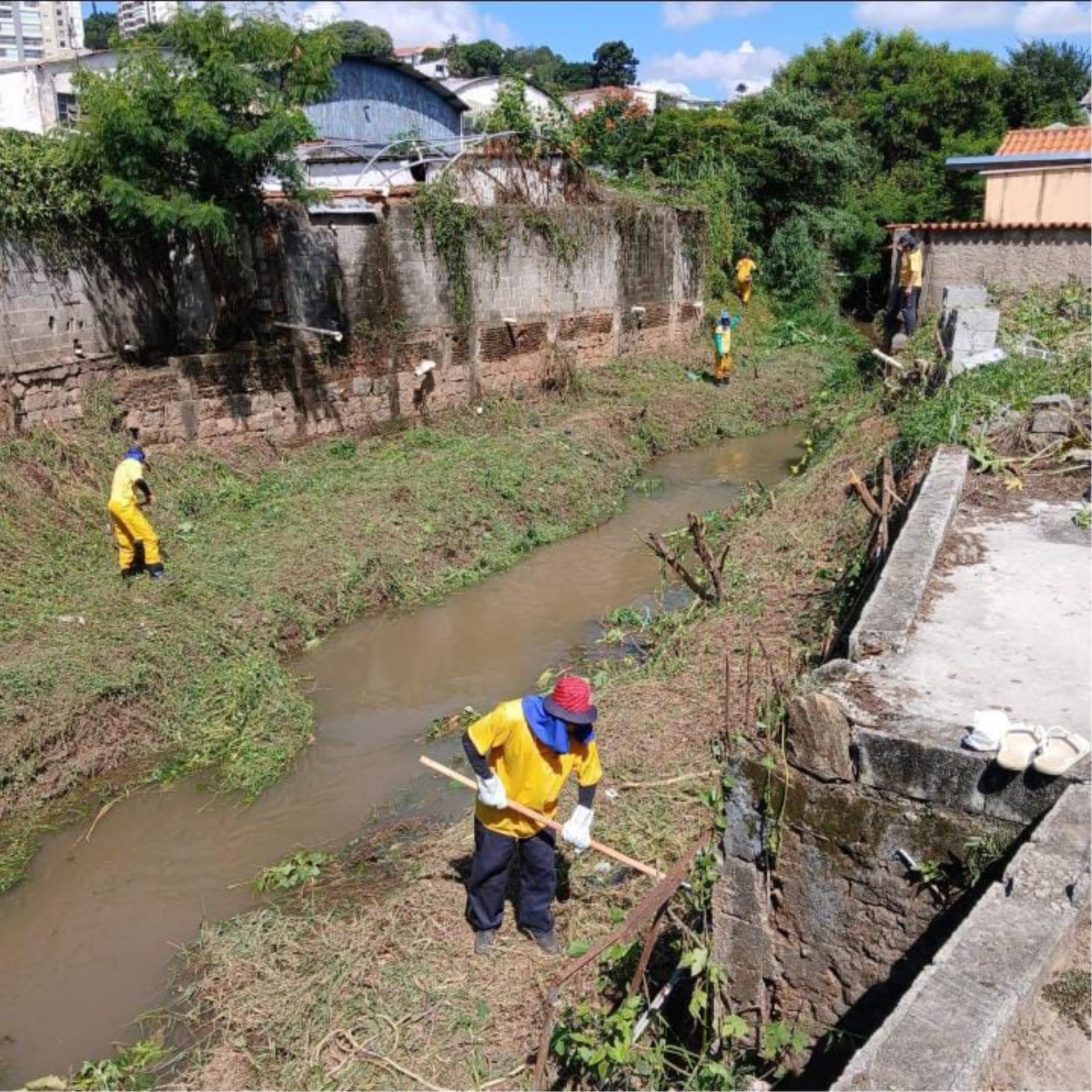 Bragança Paulista amplia ações preventivas com limpeza de ribeirões dentro do progr (6)
