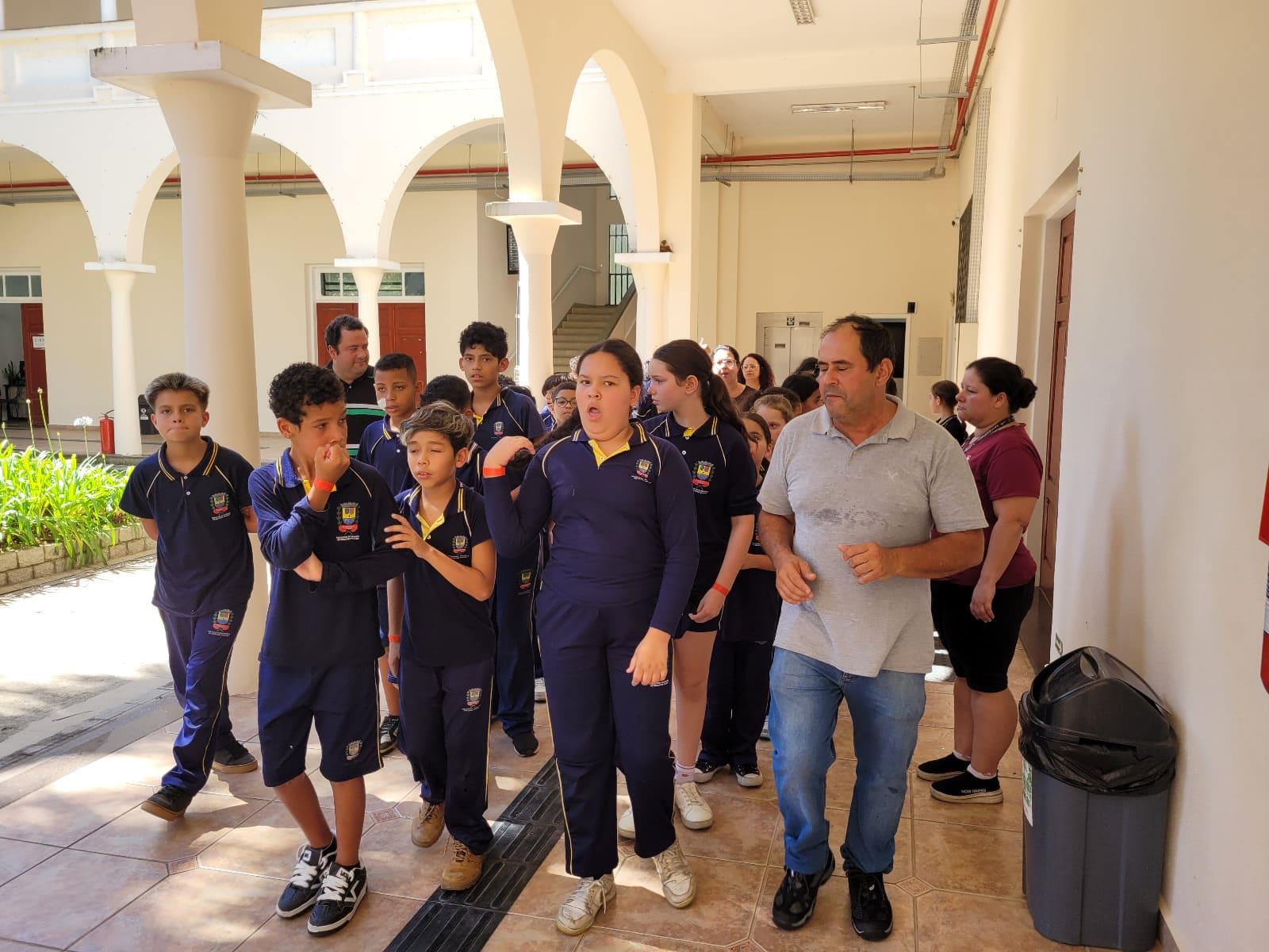 Alunos do 5º ano da E.M. Zitta de Mello Barbosa durante as atividades do Programa Turismo na Escola, em visita ao Paço Municipal (9)
