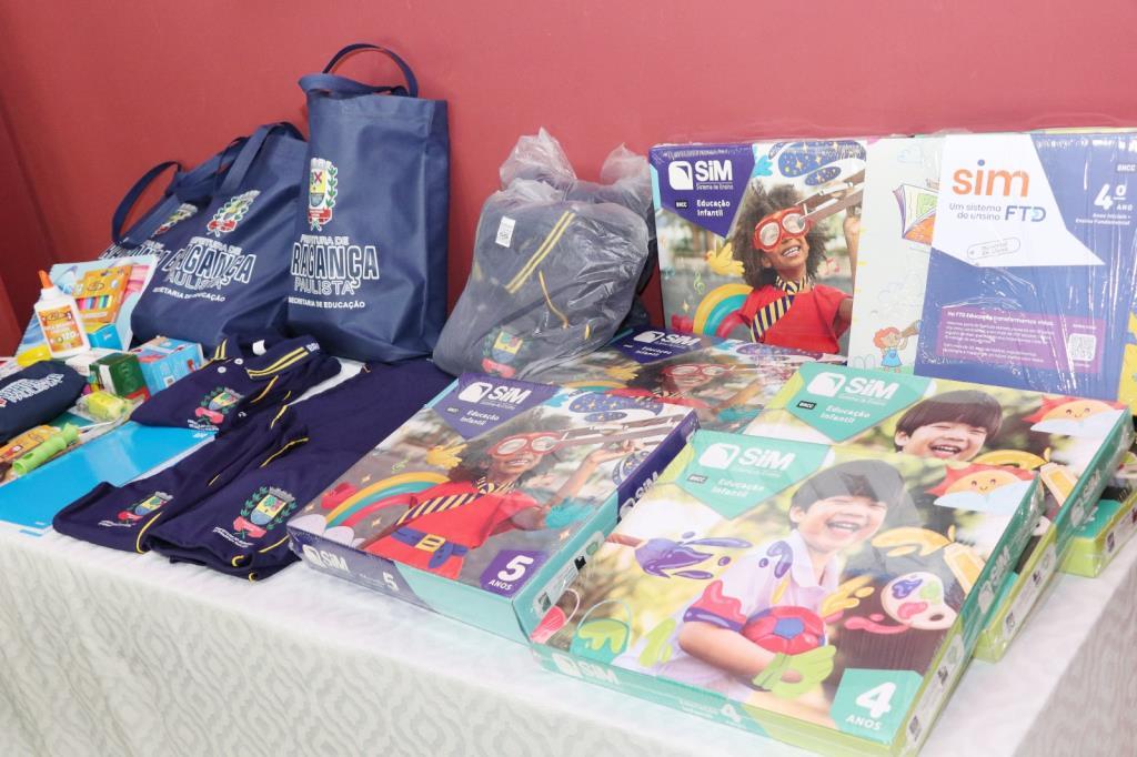 Ano letivo na rede municipal tem in&iacute;cio com entrega in&eacute;dita de kits completos aos estudantes Foto 04