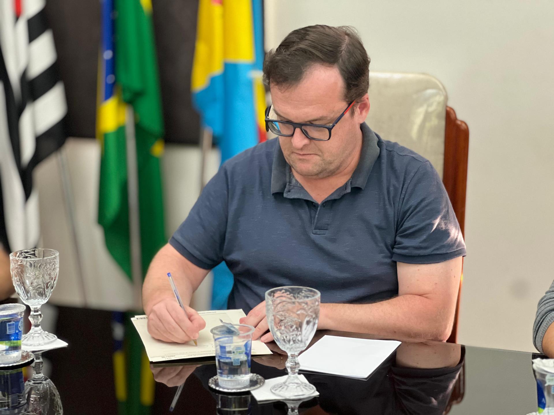 Prefeitura efetiva assinatura da escritura de doa&ccedil;&atilde;o de &aacute;rea para constru&ccedil;&atilde;o de moradias populares (5)