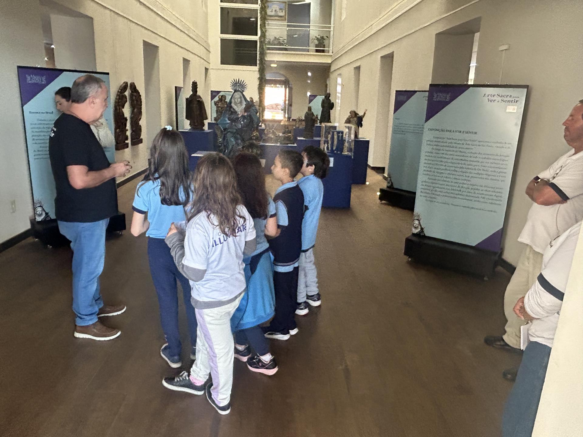 Alunos do Col&eacute;gio Iluminare visitam exposi&ccedil;&atilde;o Arte Sacra Para Ver e Se (7)