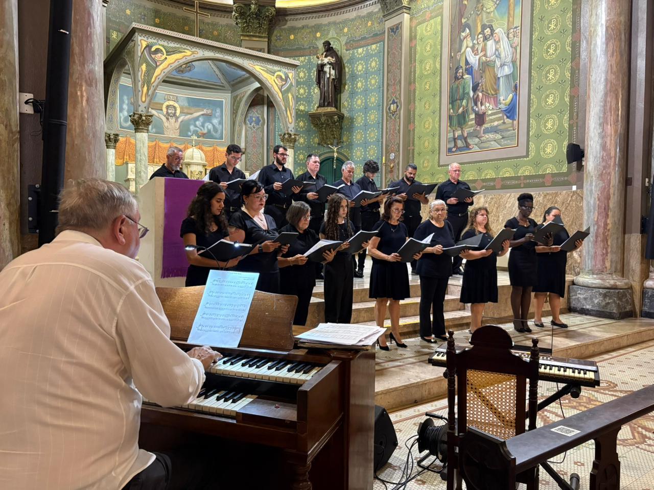 Concerto de Natal do Coral do Ros&aacute;rio emociona p&uacute;blico e reafirma tradi&ccedil;&atilde;o da m&uacute;sica sacra nas festividades natalinas da cidade (5)