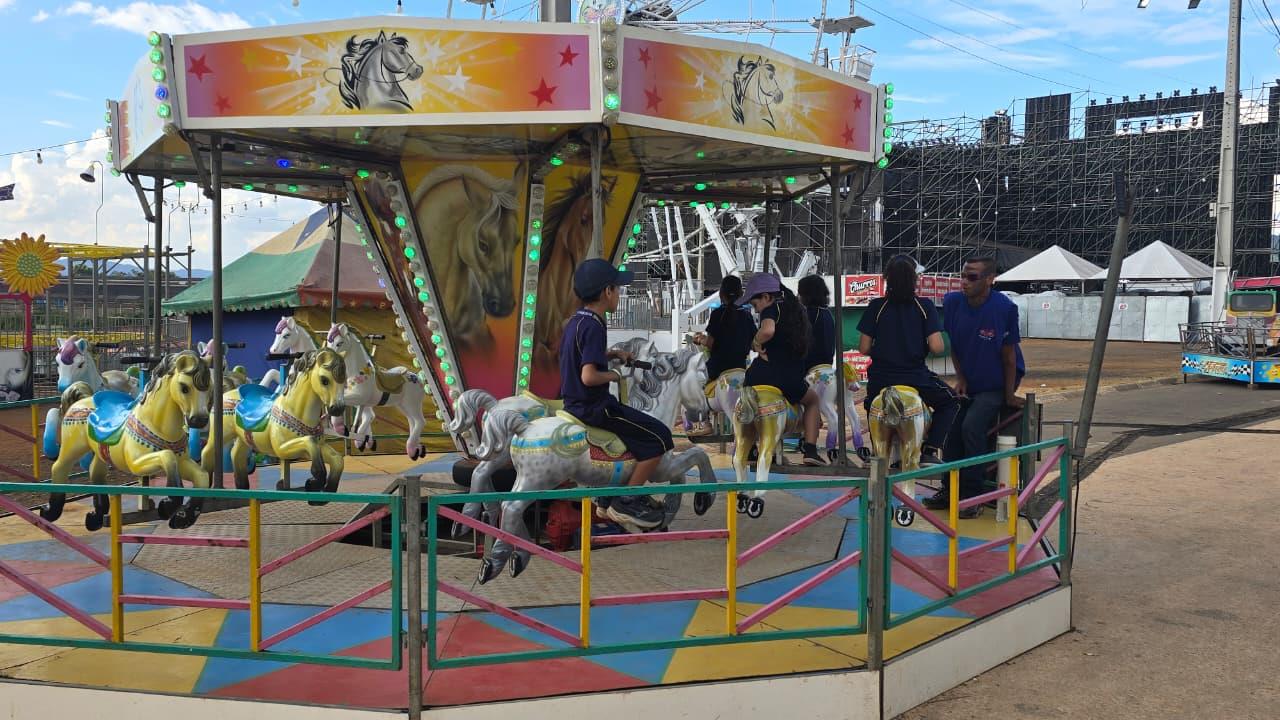 Educa&ccedil;&atilde;o e divers&atilde;o marcam visita de estudantes ao recinto da 59&ordf; Expoagro e 32&ordf; Festa do Pe&atilde;o Foto 04