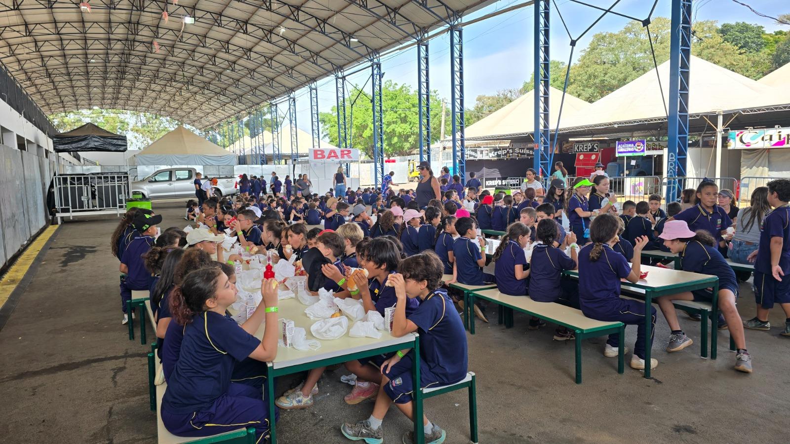 Educa&ccedil;&atilde;o e divers&atilde;o marcam visita de estudantes ao recinto da 59&ordf; Expoagro e 32&ordf; Festa do Pe&atilde;o (4)