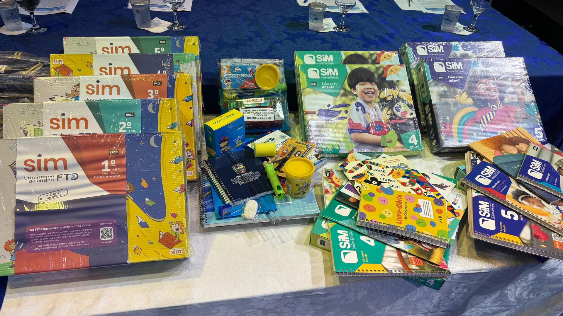 Educação apresenta uniformes, kits escolares e material didático e marca nov (4