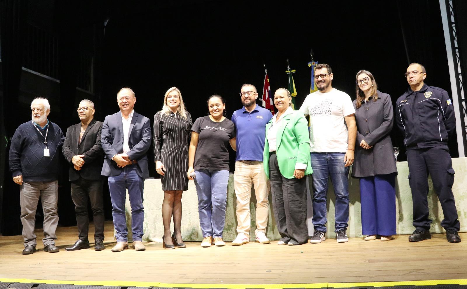 Fam&iacute;lias assinam contratos das moradias do Bragan&ccedil;a F3 Foto 04 J