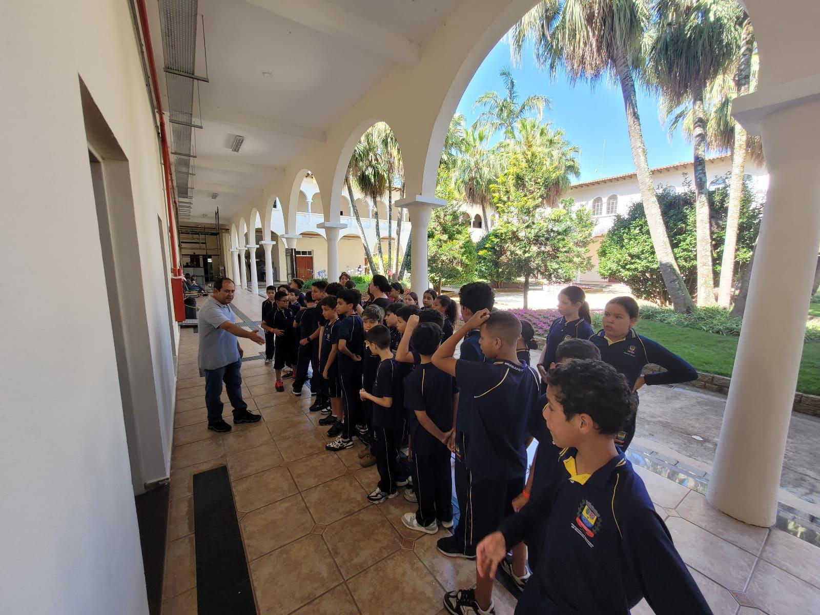 Alunos do 5º ano da E.M. Zitta de Mello Barbosa durante as atividades do Programa Turismo na Escola, em visita ao Paço Municipal (11)