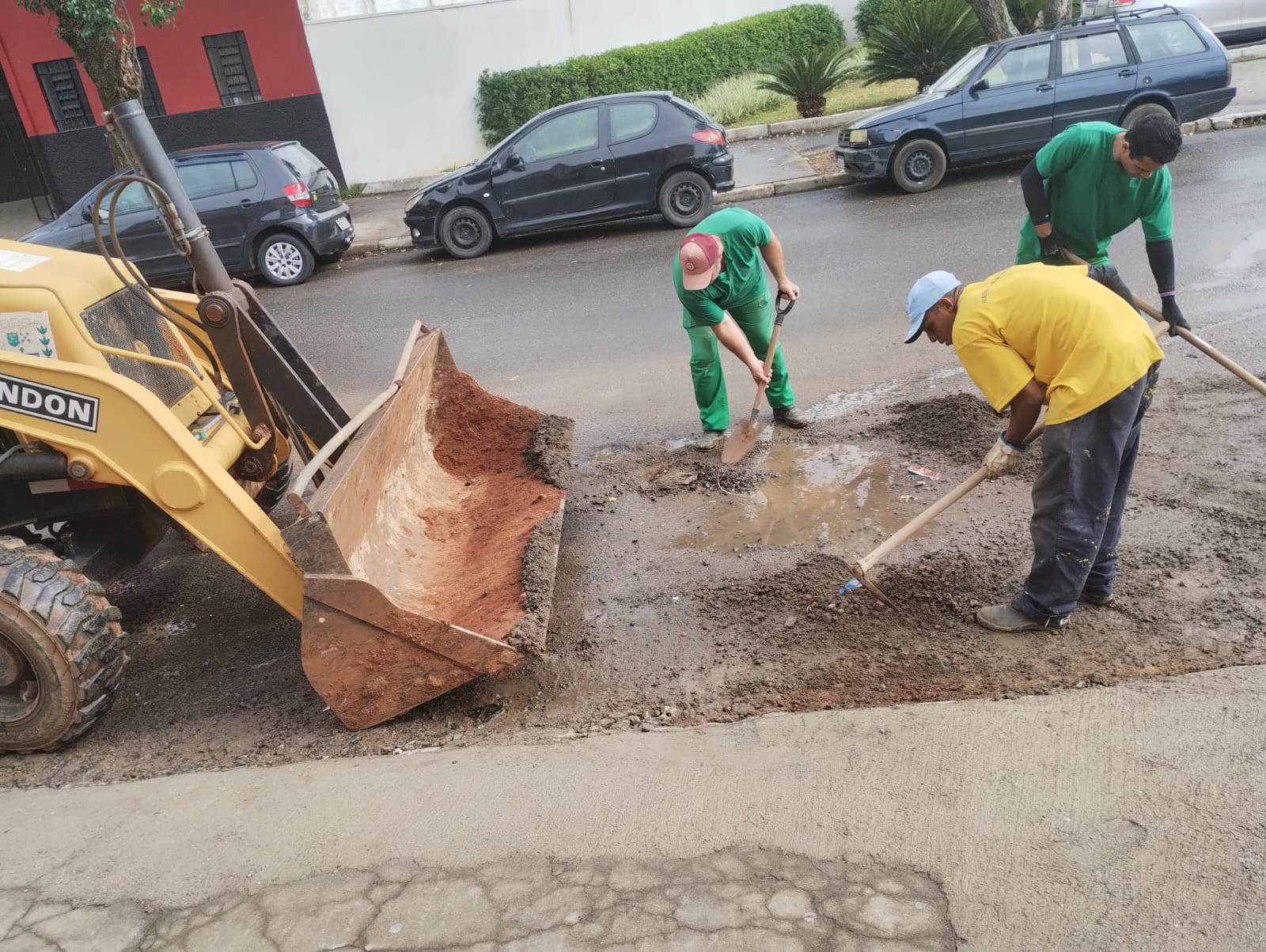 Comerciantes aprovam serviços de lavagem, limpeza e poda de árvores na Avenida Eusébio Savaio