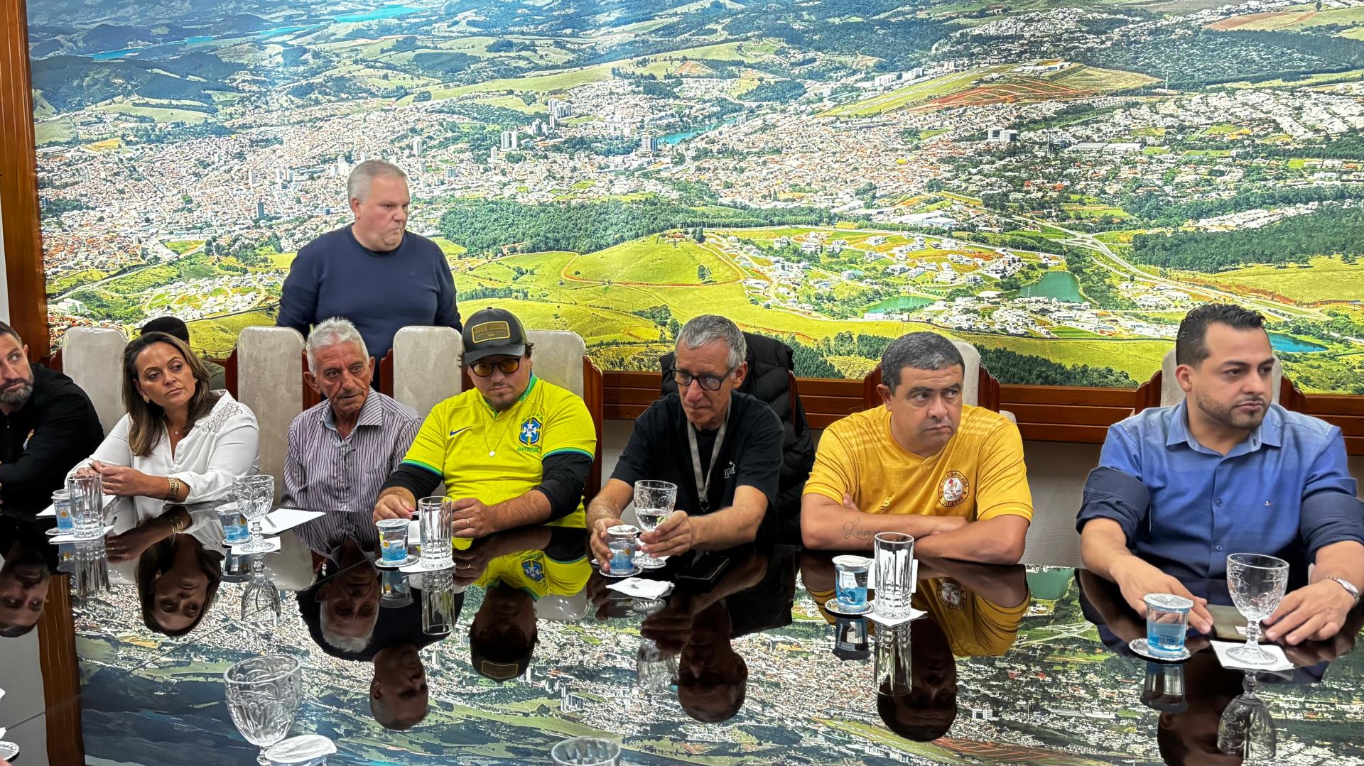Clubes participam de reuni&atilde;o sobre concess&otilde;es de campos de futebol  Foto 01
