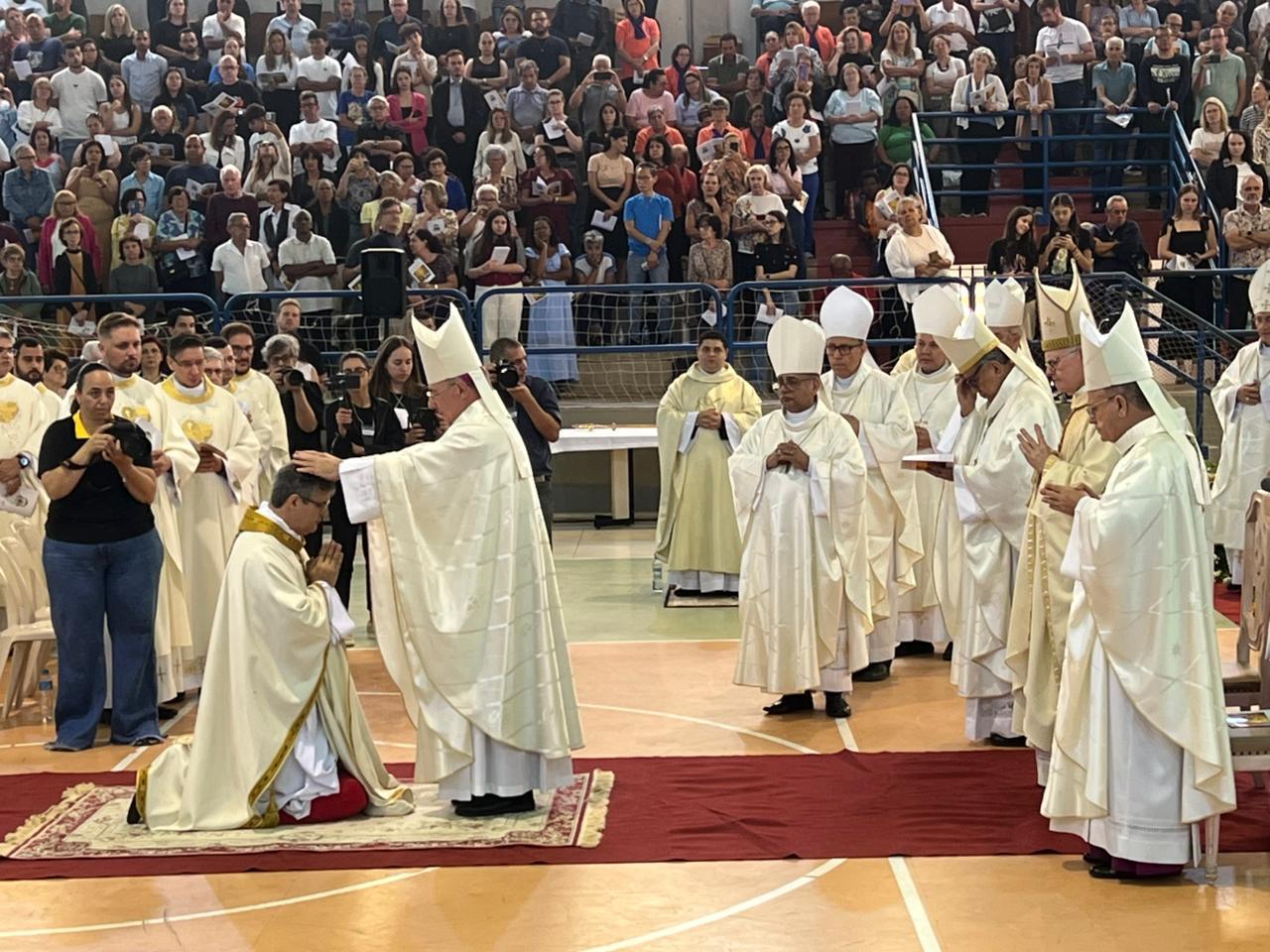 Ordenação episcopal reúne fiéis em celebração de fé e renovação Foto 05