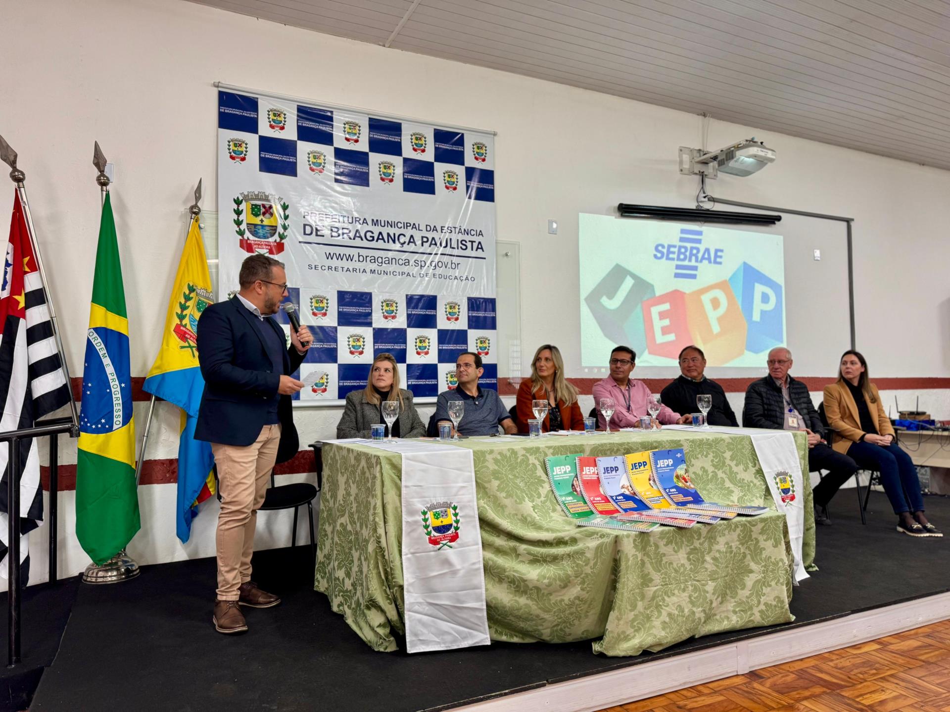 Prefeitura lan&ccedil;a Programa JEPP e entrega simb&oacute;lica d