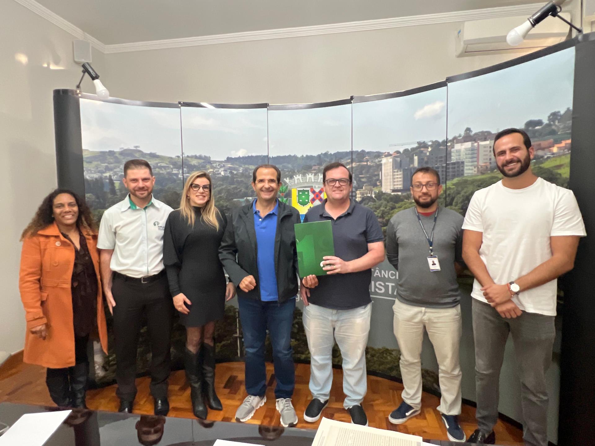 Prefeitura efetiva assinatura da escritura de doa&ccedil;&atilde;o de &aacute;rea para constru&ccedil;&atilde;o de moradias populares