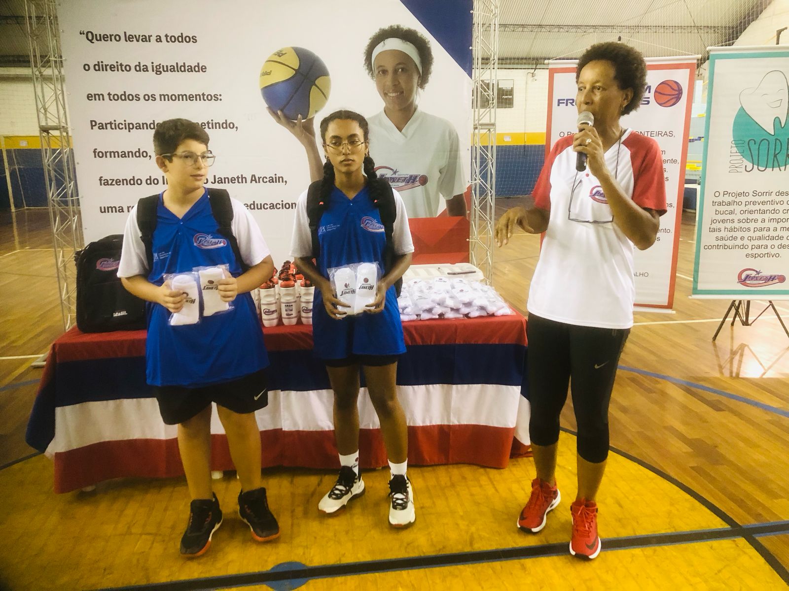Janeth Arcain entrega uniformes em Bragan&ccedil;a Paulista (6)