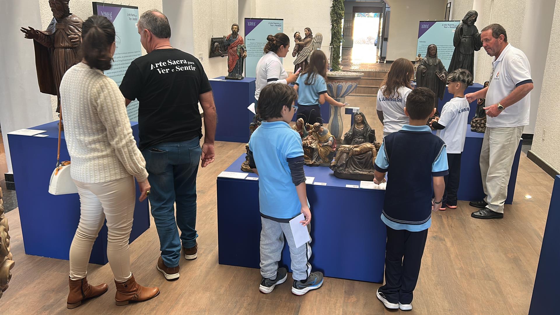 Alunos do Col&eacute;gio Iluminare visitam exposi&ccedil;&atilde;o Arte Sacra Para Ver e Se