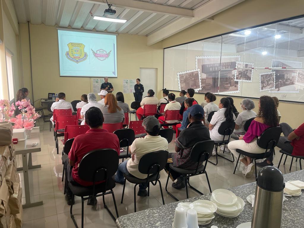Projeto Guardi&atilde; Maria da Penha ministra palestra em supermercado de Bragan&ccedil;a Paulista (1)