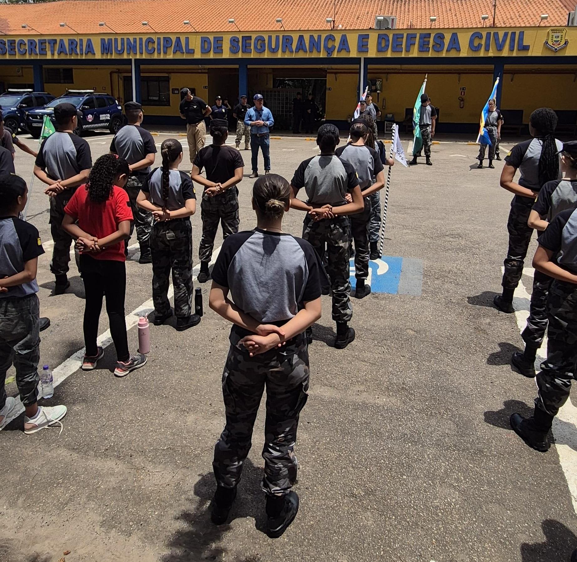 Alunos de cursos preparatórios visitam GCM e Defesa Civil de Bragança Paulista (7)