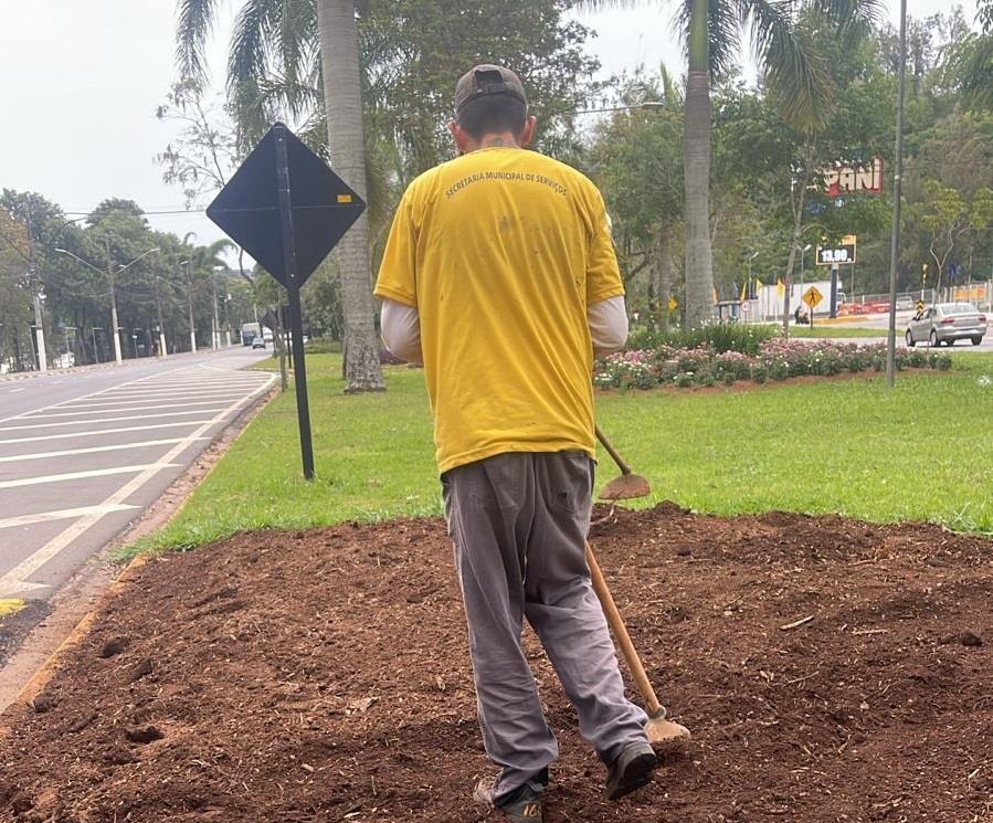 Plantio de flores na Avenida Dom Pedro I