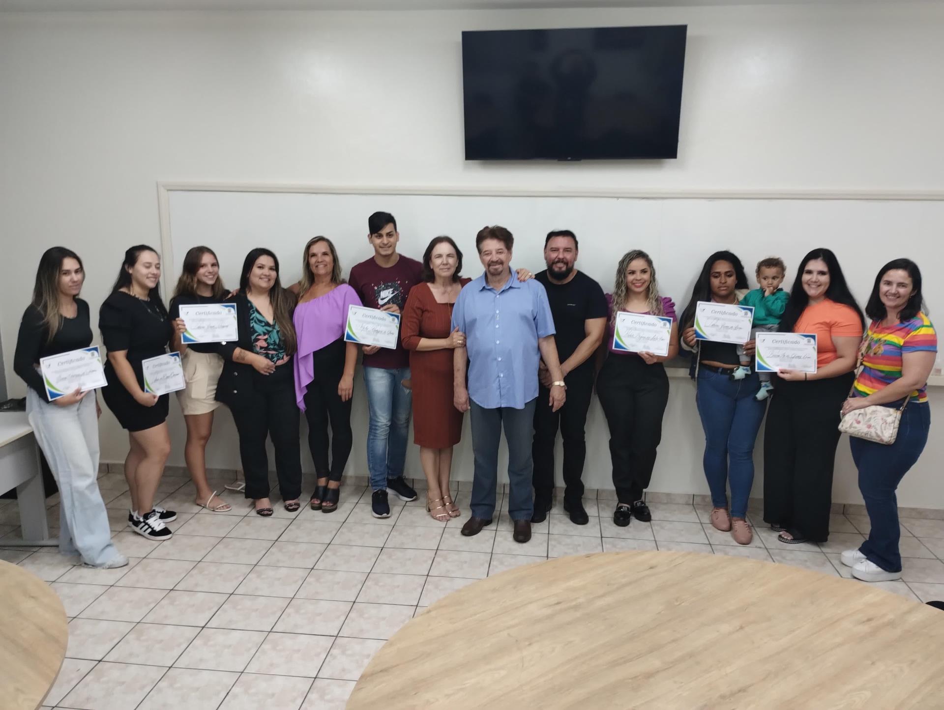 Fundo Social realiza solenidade de entrega de certificados aos concluintes de cursos profissionalizante (6)