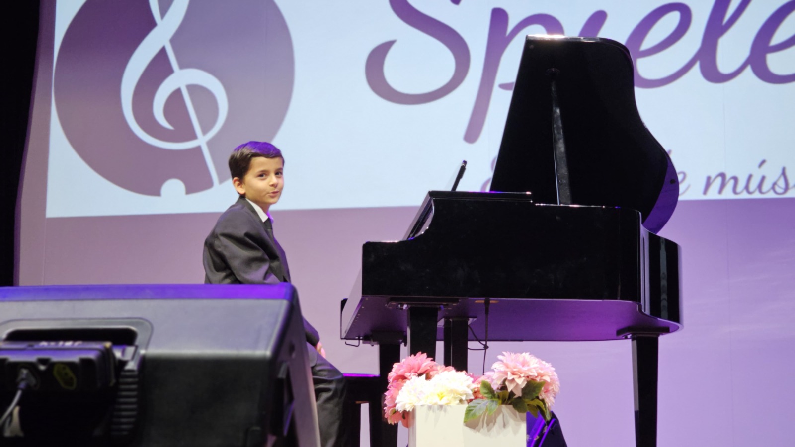 Recital de Piano Spielen no Maio Cultural 2025 arrecada quase 100 kg de alimentos para o Fu (6)