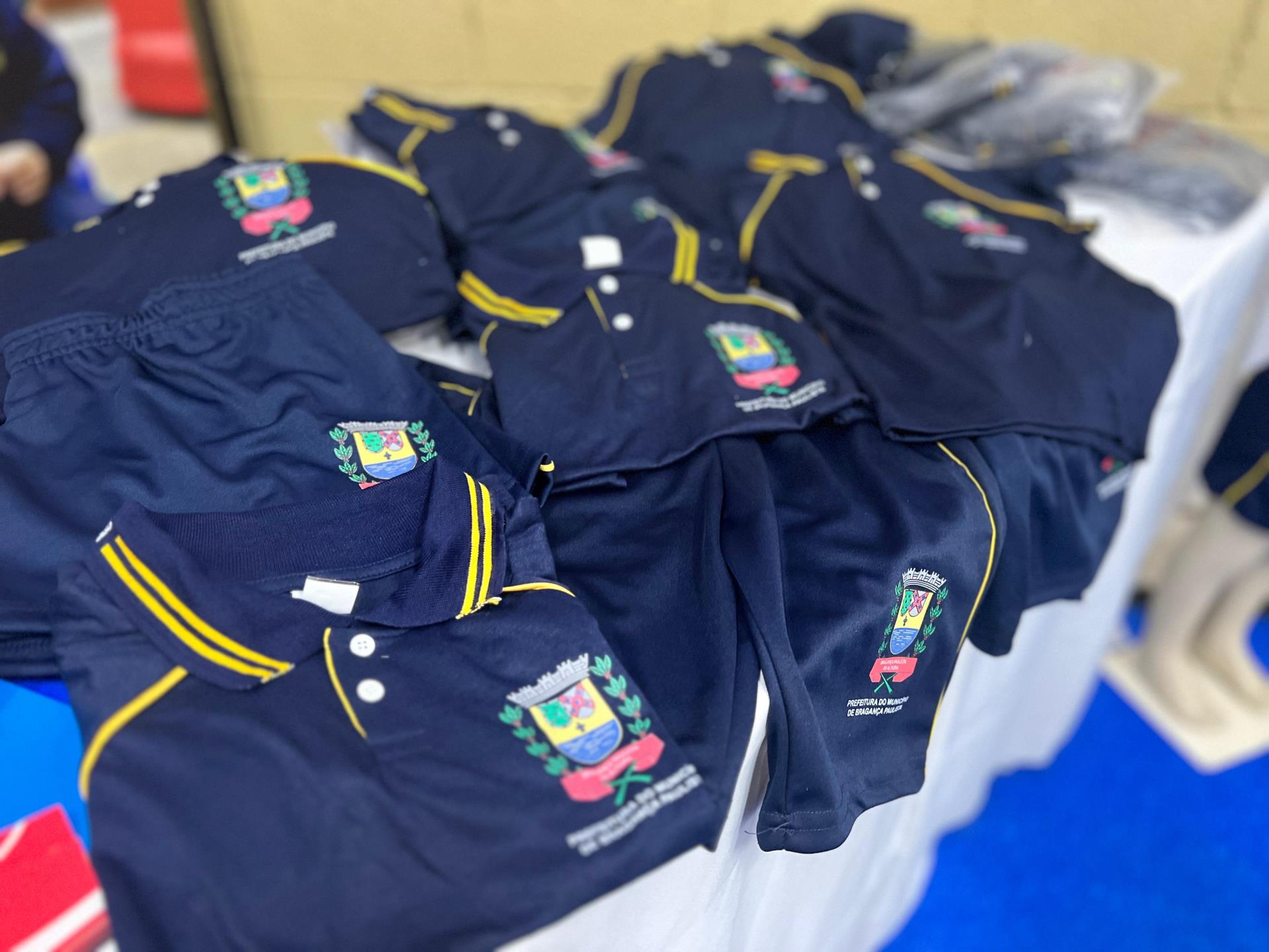 Prefeitura entrega reforma e amplia&ccedil;&atilde;o da Escola Municipal Prof&ordf; Dalva Carmignotto da Gra&ccedil;a e distribui kits e uniform (6)