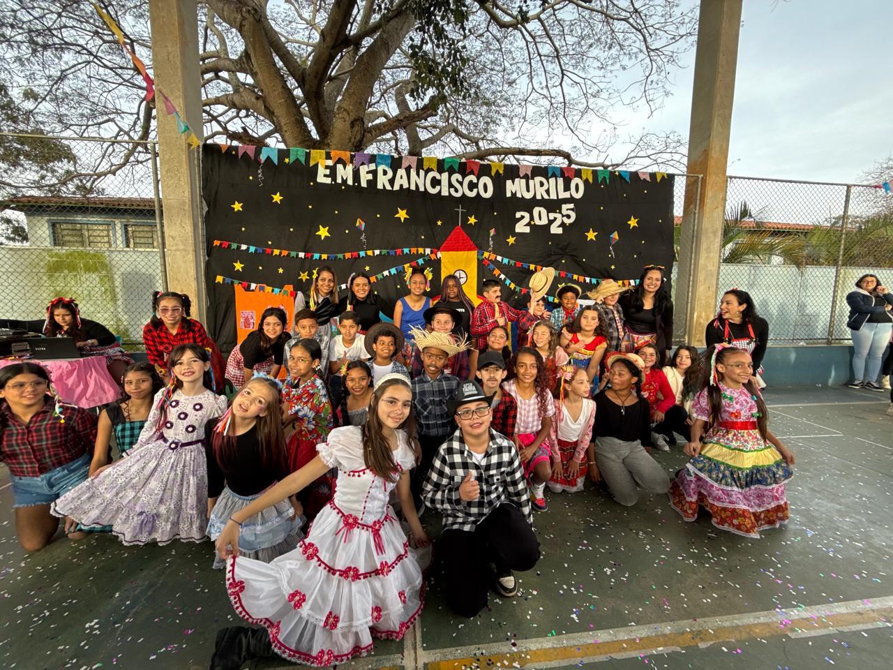 Escolas municipais levam apresentações juninas à Feira Noturna de Bragança Paulista (7)