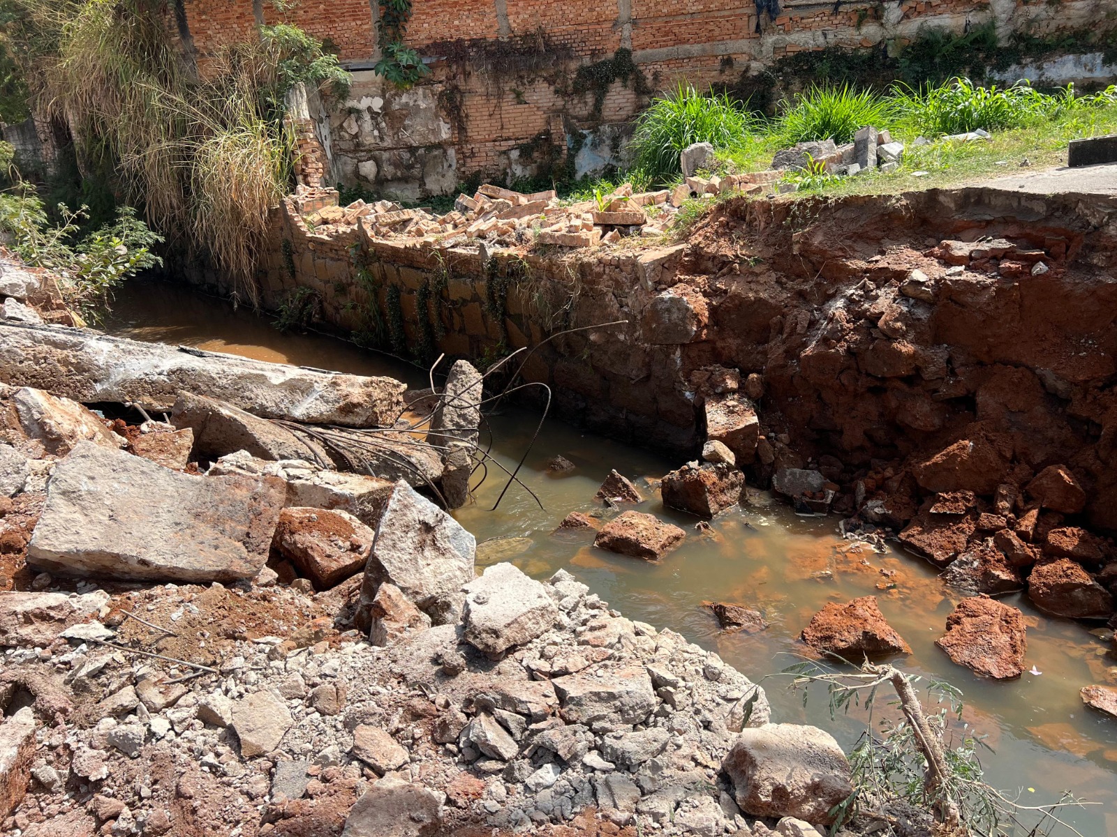 Ponte da Rua 19 de Abril &eacute; demolida em a&ccedil;&atilde;o do programa &ldquo;De Olho na Chuva&rdquo; (5)