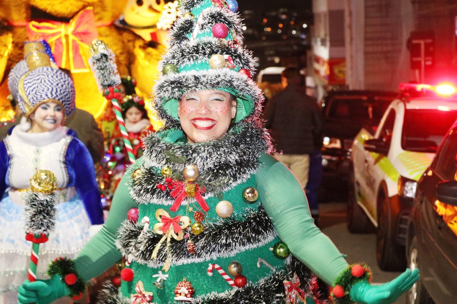 Parada de Natal emociona Bragan&ccedil;a Paulista e transforma o Centro em um grande espet&aacute;culo de luz, encanto e uni&atilde;o (7)