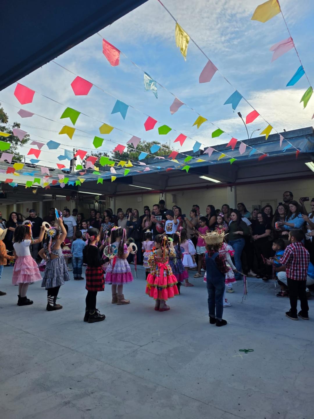 Escolas municipais fortalecem tradição com Festas Juninas e ampla participação da comunidade (6)