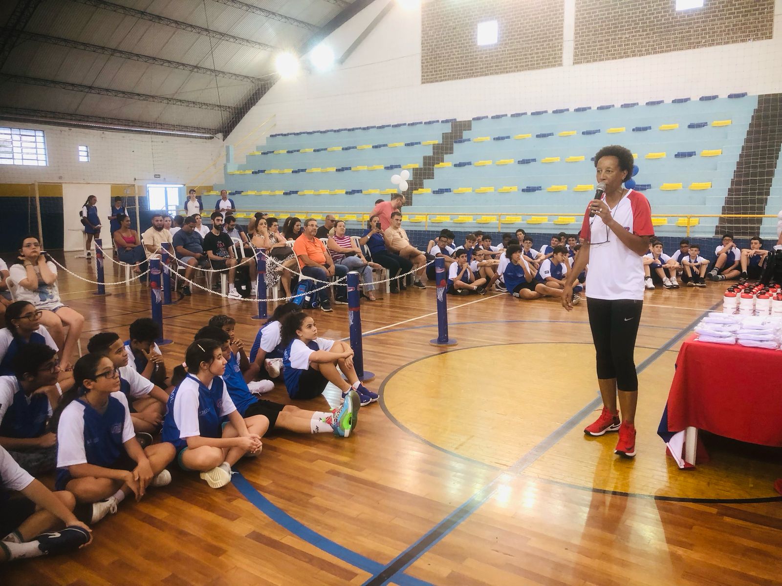 Janeth Arcain entrega uniformes em Bragan&ccedil;a Paulista