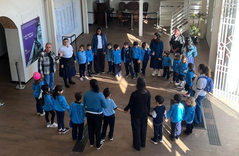 Alunos do Col&eacute;gio Iluminare visitam exposi&ccedil;&atilde;o Arte Sacra Para Ver e Sent