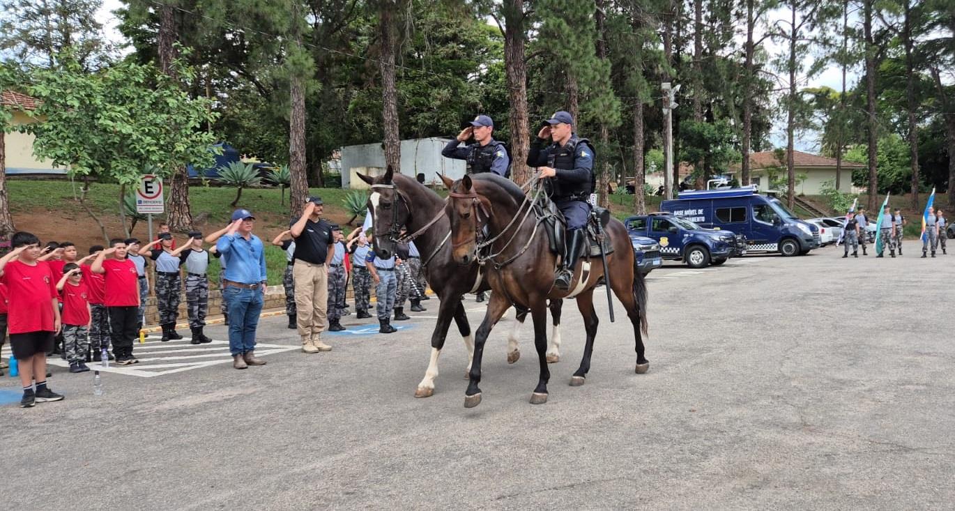 Alunos de cursos preparatórios visitam GCM e Defesa Civil de Bragança Paulista