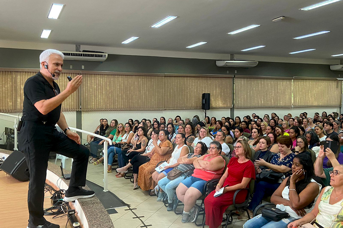30.01.2023 Cerca de 1.600 profissionais da educa&ccedil;&atilde;o municipal participam de palestra com Eduardo Shinyashiki