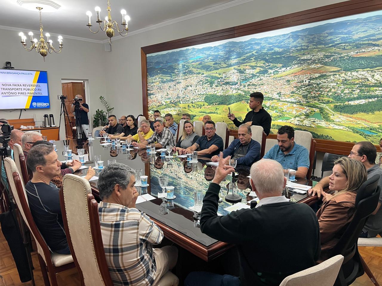 Encontro entre Prefeitura e comerciantes debate melhorias na mobilidade urbana e no com&eacute;rcio da Pires Pimentel (7)