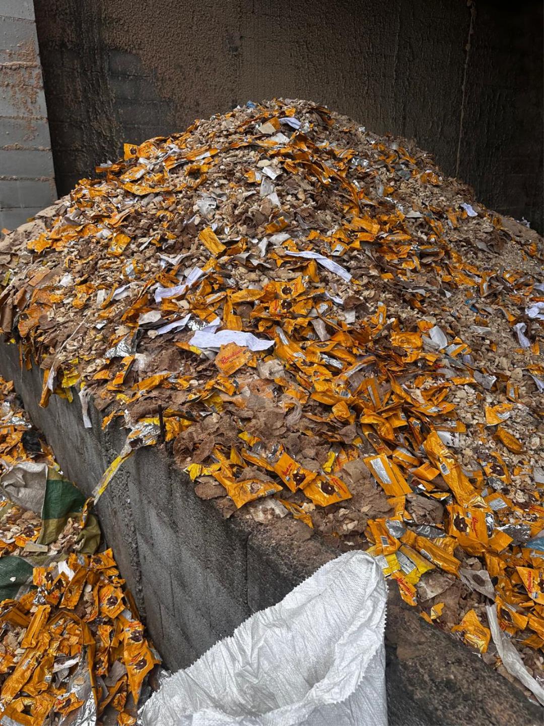 Investiga&ccedil;&atilde;o da Secretaria Municipal do Meio Ambiente autua f&aacute;brica de ra&ccedil;&atilde;o Foto 6