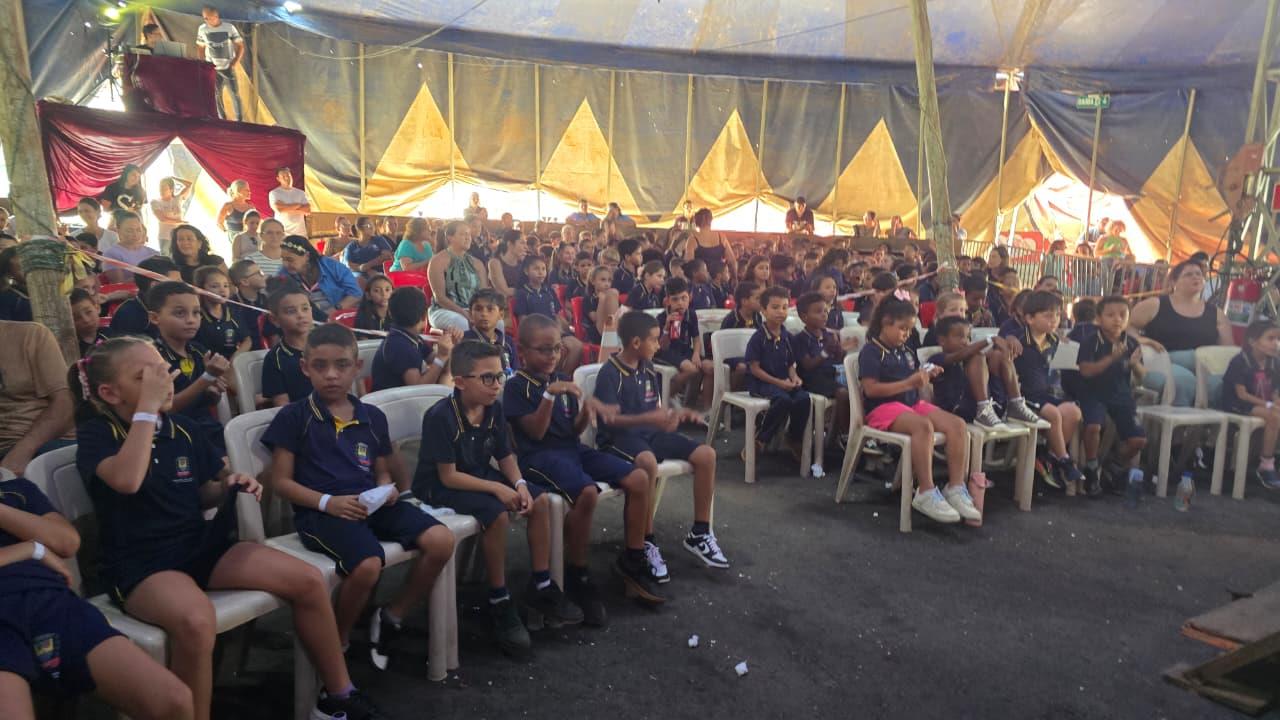 Alunos da rede municipal participam de espet&aacute;culo do Circo Las Vegas (7)