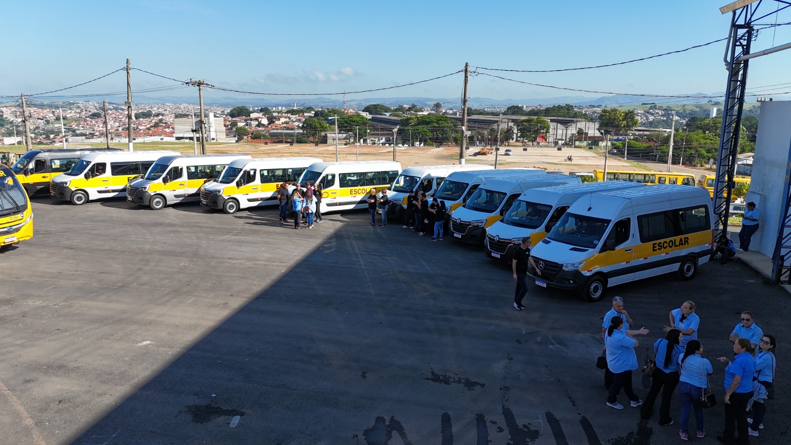 Foram apresentadas 9 vans 0 km para transporte escolar