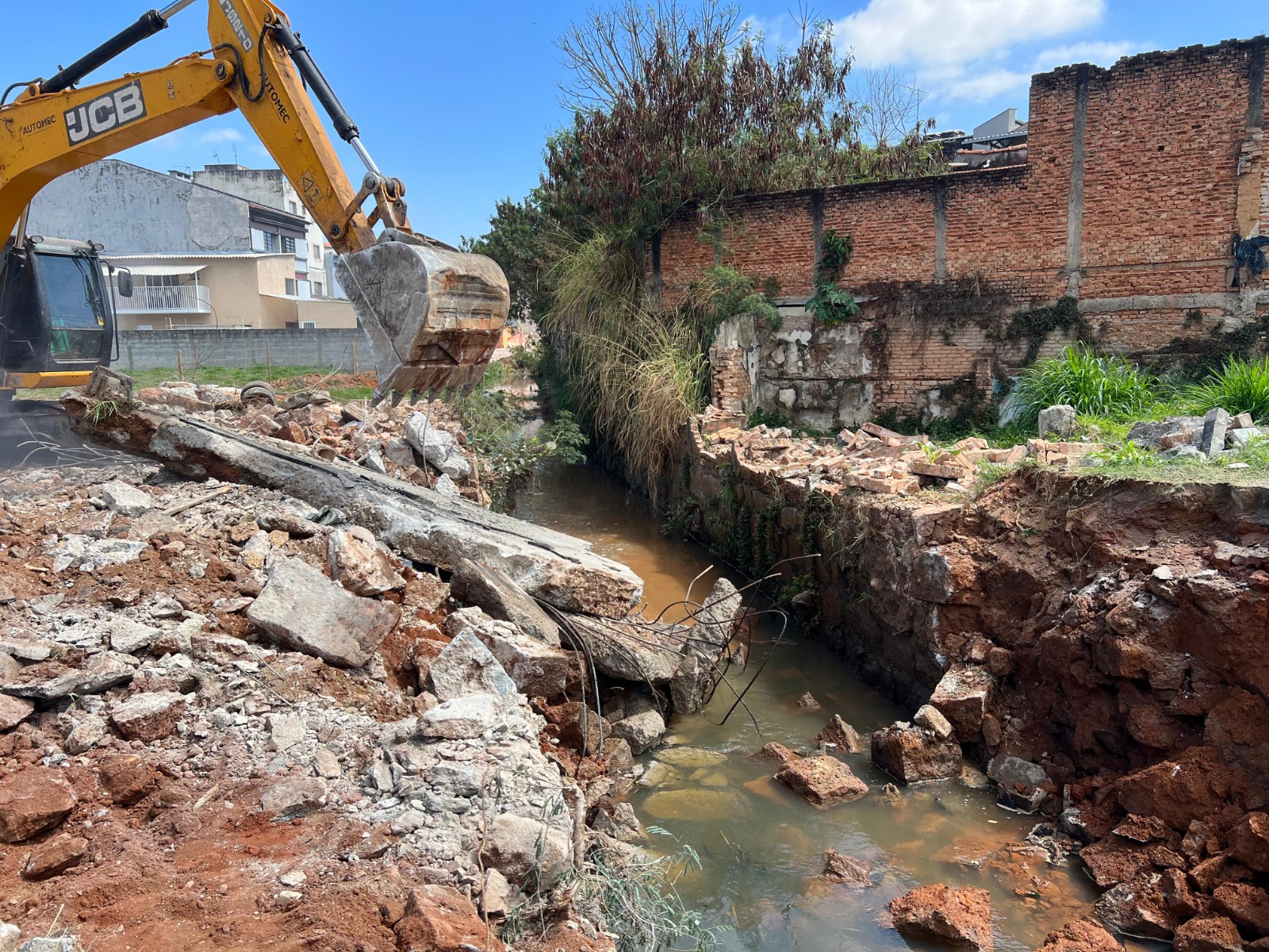Ponte da Rua 19 de Abril &eacute; demolida em a&ccedil;&atilde;o do programa &ldquo;De Olho na Chuva&rdquo; (6)